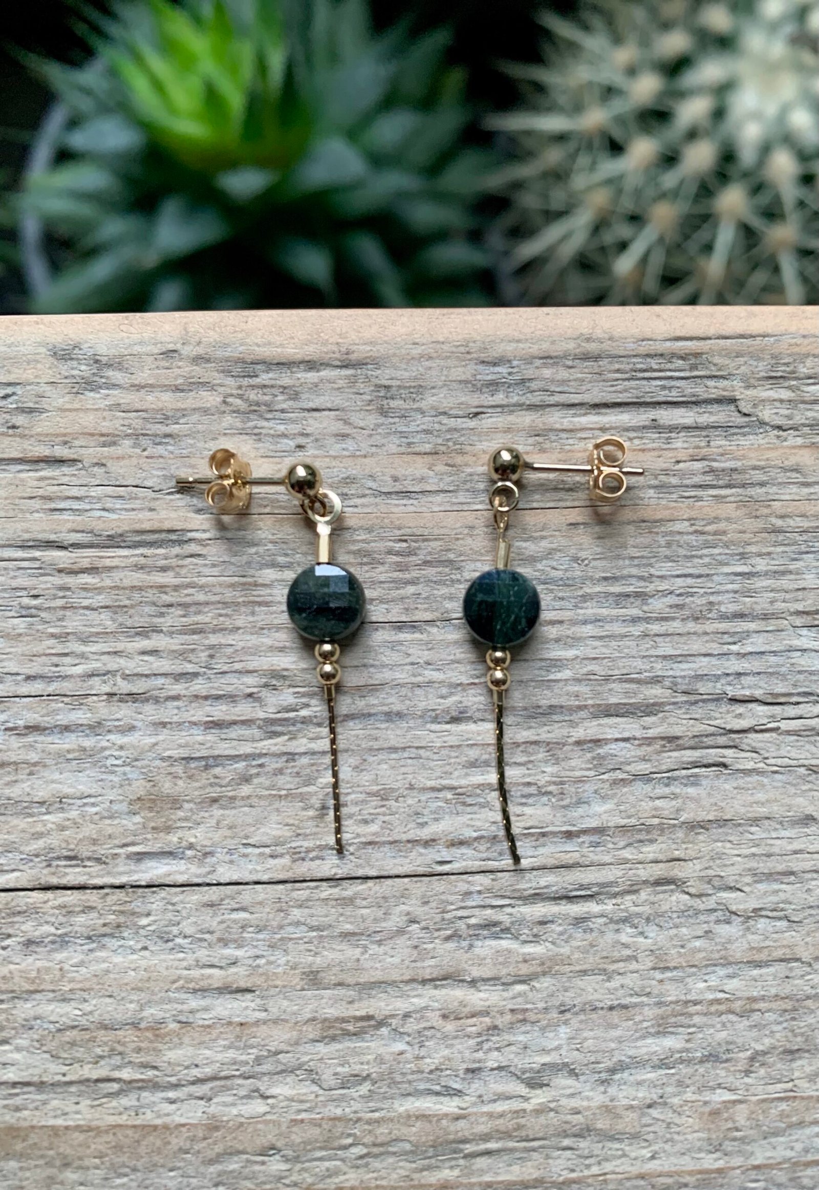 Boucles d'oreilles pendantes pierre naturelle Tourmaline Noire et or 